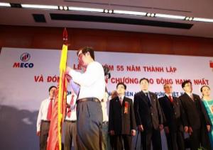 Ông Diệp Kỉnh Tần - Thứ trưởng Bộ NNPTNT gắn Huân chương LĐ hạng nhất lên Cờ 